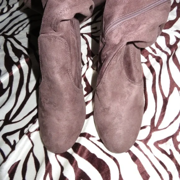 Suede thigh high boots! - Picture 2 of 8